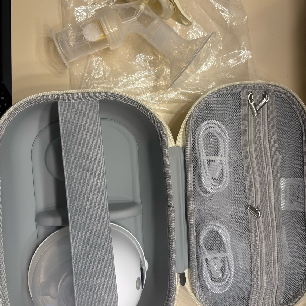Madela manual pump & 1 M5 portable Momcozy